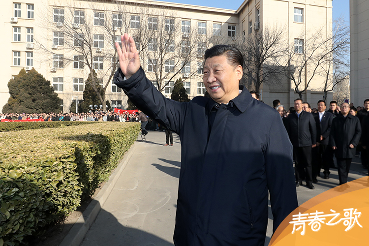 2019年1月17日，習(xí)近平在天津南開大學(xué)向?qū)W生揮手致意。